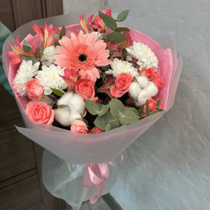 Милый букет М из роз и гербер