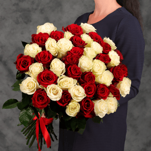 Букет из 45 красных и белых роз 60 см