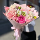 Нежный букет с розами и эустомой