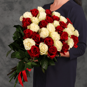 Букет из 35 красных и белых роз 60 см