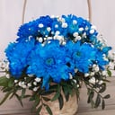 Корзина с цветами «Синее Небо» из хризантем и гипсофил