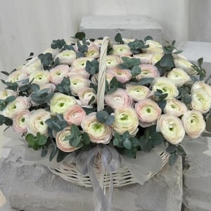 Корзина великолепие из ранункулюсов из экзотических цветов