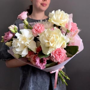 Букет "Вечное лето" из роз и эустом