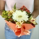 Композиция «Яркий день» из альстромерий и гербер