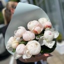 Букет «11 белых пионов в оформлении»