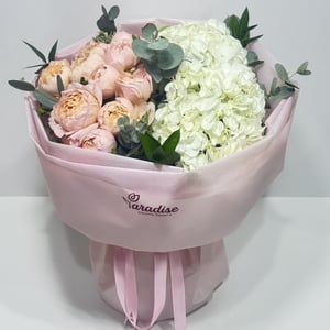 Букет «Персиковый снегопад» из роз и гортензий