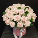 Шляпная коробка с цветами «нежно розовые розы в коробке»