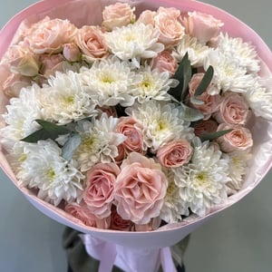 Букет из хризантемы и кустовой розы