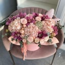 Шляпная коробка с цветами «Композиция в коробке» из роз и гортензий