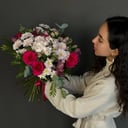 Яркий букет на день матери из орхидей и хризантем