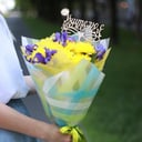 Яркий букет из хризантемы и ирисов