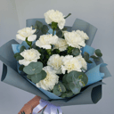 Букет из диантусов с эвкалиптом из гвоздик