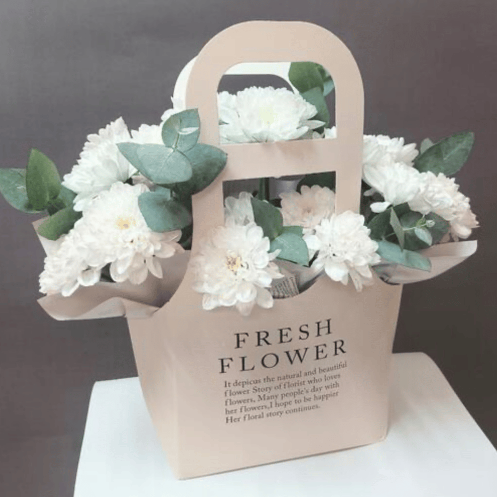 Коробка с цветами «Сумочка с хризантемой»