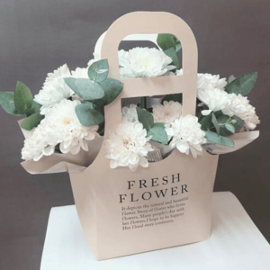 Коробка с цветами «Сумочка с хризантемой»