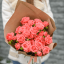 Букет «9 Кустовых роз Барбадос в крафте»