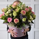 Шляпная коробка с цветами «Большой подарок» из роз и гербер