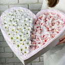 Подарочный набор «Пенобокс сердце с ромашками и раффаэлло»