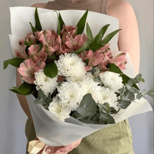 Букет из альстромерии и хризантемы