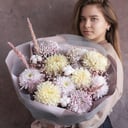 Букет «Испытать нежность М» из хризантем и гипсофил