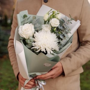 Стойкий белоснежный букет с хризантемой из роз и эустом