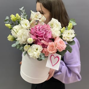Шляпная коробка с цветами «Нежное признание» из эустом и роз