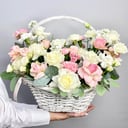 Цветы в корзине Собран в саду из роз и эустом