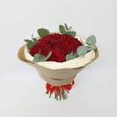 Букет 15 роз с эвкалиптом в крафте