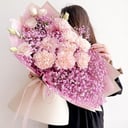 Шикарный букет с розовой Гипсофилой. из гвоздик и эустом