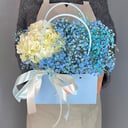 Коробка с цветами «Сумочка с гортензией и гипсофилой»