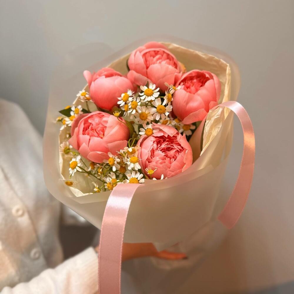 Букет «Розовые пионы с ромашкой»