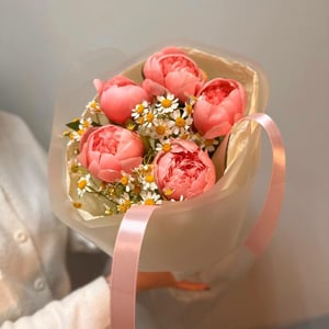 Букет «Розовые пионы с ромашкой»