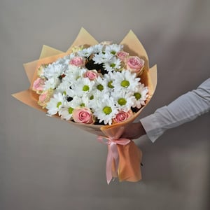Нежный букет из роз и хризантем