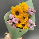 Букет подсолнухов и кустовых хризантем