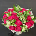 Яркий букет с альстромерией и розами