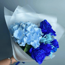 Яркий букет из голубой гортензии и синих