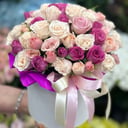 Кустовые розы в коробке