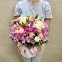 Шляпная коробка с цветами «Ассорти свежих цветов в коробке "Мери" XL» из хризантем и альстромерий