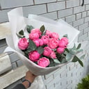 Букет из пионовидных роз с эвкалиптом