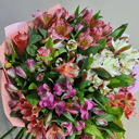 Яркий букет из стойких альстромерий