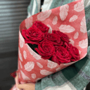 Букет из 7 красных роз 50 см в оформлени