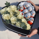 Композиция в форме сердца «Любовь и сладости» из роз