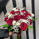 Букет «Красный мираж» из роз и гвоздик