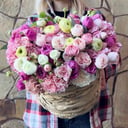 Корзина с пионовидными цветами из роз и гвоздик