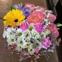 Шляпная коробка с цветами «Счастье» из роз и эустом