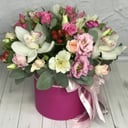 Шляпная коробка с цветами «Нежный шелест» из орхидей и роз