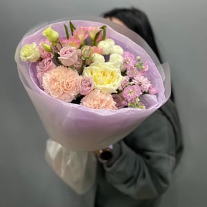 Букет Амелия из роз и эустом