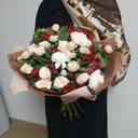 Нежный букет для мамы из альстромерий и роз