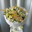 Букет с диантусами и альстромерией