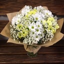 Букет «Ромашковый луг» из хризантем и гипсофил