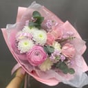 Букет нежный с ранункулюсом из экзотических цветов и гвоздик